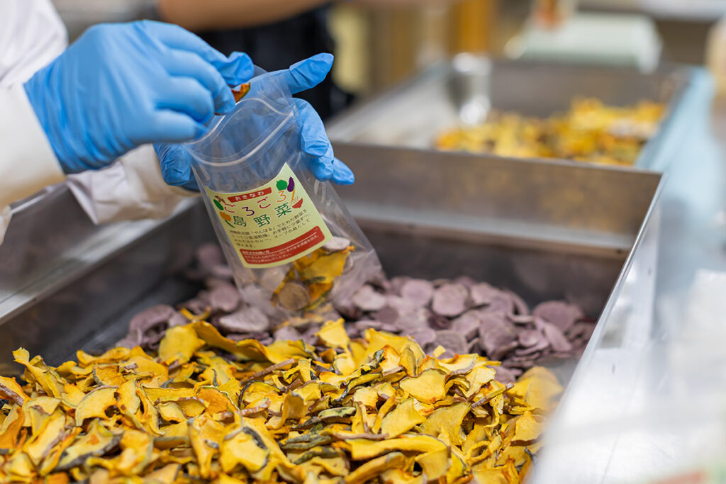 乾燥野菜の袋詰め作業の様子