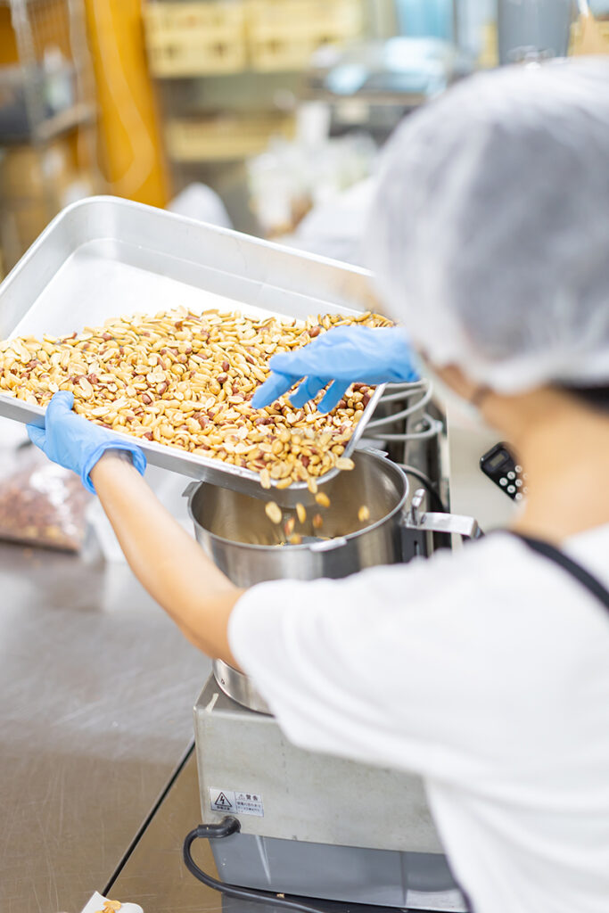 沖縄県産ピーナッツをブレンダーへ投入している写真